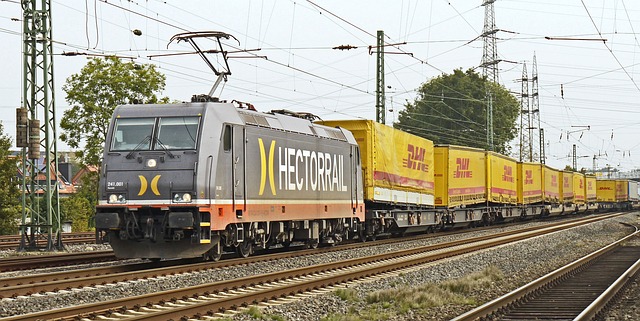 Zahlreiche Verbände sprechen sich mit Nachdruck für eine Verlagerung von Gütern auf die Bahn aus - z.B. im Paketverkehr.
Quelle: www.pixabay.com / Erich Westendarp