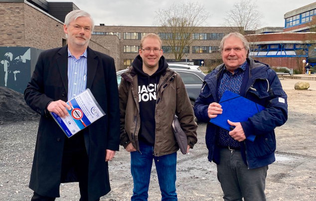 Das Foto zeigt die drei Initiatoren des Bürgerbegehrens auf dem Weg zur Stadtverordnetenversammlung am 09.02.2022