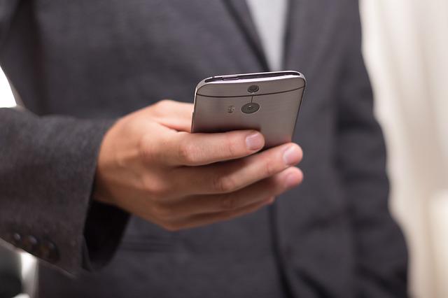 Kontaktaufnahme gerne auch per Mobilfunk. Quelle: pixabay.com/de Niek Verlaan